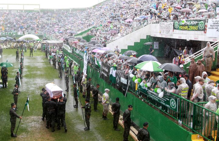 Arrivée des cercueils des joueurs de l'équipe de Chapeco au stade de la ville brésilienne, le 3 décembre 2016.&nbsp; (REUTERS)