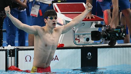 Pan Zhanle célèbre son titre olympique et son record du monde sur le 100 m nage libre des Jeux de Paris, le 31 juillet 2024 à Paris La Défense Arena. (AFP)