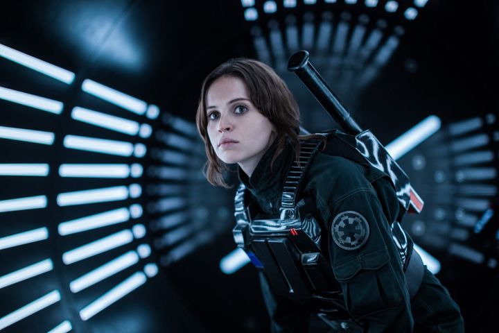  Felicity Jones dans "Rogue One : A Star Wars Story" de Gareth Edwards (II)
 (2016 Lucasfilm Ltd.)