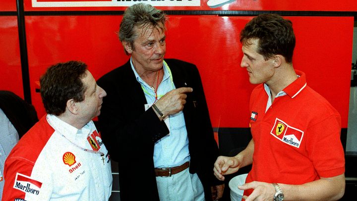 Alain Delon entouré par Jean Todt, alors patron de l'écurie Ferrari, et le septuple champion du monde Michael Schumacher, le 23 mai 1998 à Monaco. (MAXPPP)