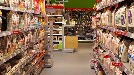 Des promotions dans le rayon des produits pour animaux d'un supermarché des Herbiers (Vendée). (MATHIEU THOMASSET / HANS LUCAS)