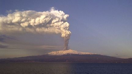 L'Etna en &eacute;ruption dans le sud de la Sicile (Italie), le 5 janvier 2011. (ANTONIO DENTI / REUTERS)