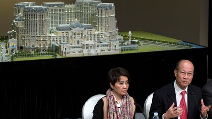 Les dirigeants de SJM Holdings pr&eacute;sentent une mod&eacute;lisation du futur Lisboa Palace, qui doit voir le jour &agrave; Macau (Chine), le 13 f&eacute;vrier 2014. (REUTERS)