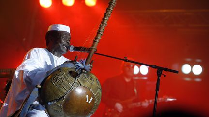 Mory Kanté en 2007 lors d'un concert à Paris (CLEMENS BILAN / AFP)