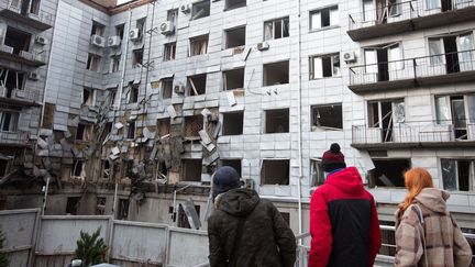 Un bâtiment administratif touché par une attaque de drone, le 30 décembre 2022 à Kiev (Ukraine). (OLEKSII CHUMACHENKO / ANADOLU AGENCY / AFP)