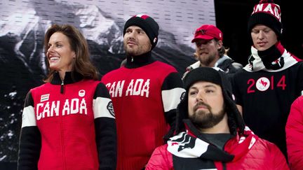 Les tenues officielles du Canada, pr&eacute;sent&eacute;es le 30 octobre 2013, reprennent les couleurs traditionnelles du pays, le rouge et le blanc, ainsi que son embl&egrave;me, la feuille d'&eacute;rable. (NATHAN DENETTE / AP / SIPA)