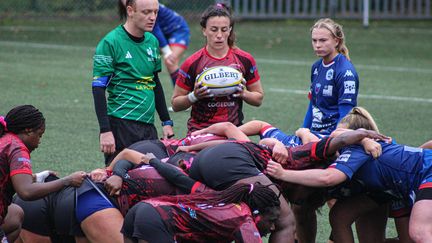 Regarder la vidéo Rugby : en première division féminine, exigence sur le terrain et débrouille en dehors