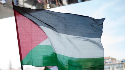 Un drapeau palestinien lors d'une manifestation à Marseille. Photo d'illustration. (BERTRAND LANGLOIS / AFP)