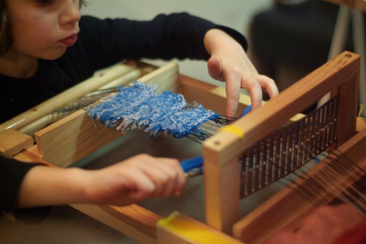 Des ateliers de métiers à tisser sont proposés pour les enfants 
 (Soierie vivante)