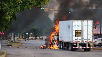 Un camion en feu dans une rue de Culiacan (Mexique), après l'annonce de l'arrestation d'un fils du baron de la drogue "El Chapo", le 17 octobre 2019. (AFP)