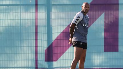 Thierry Henry lors d'un entraînement de la sélection belge, à Doha, le 25 novembre 2022. (JACK GUEZ / AFP)