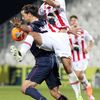 L'attaquant du PSG Zlatan Ibrahimovic charg&eacute; par le d&eacute;fenseur ajaccien C&eacute;dric Hengbart, lors du match Ajaccio-PSG, le 11 janvier 2014, &agrave; Ajaccio.&nbsp; (PASCAL POCHARD-CASABIANCA / AFP)