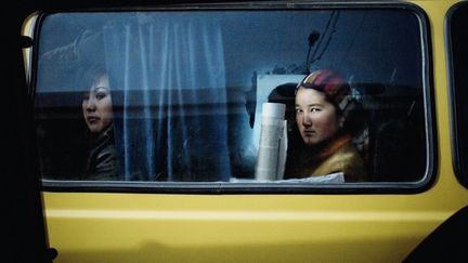 Le photographe français William Daniels a sillonné à plusieurs reprises la petite république montagneuse du Kirghistan, née lors de l'éclatement de l'Union Soviétique il y a vingt ans. Il montre le quotidien, mais aussi l'instabilité de ce pays qui a connu deux révolutions en cinq ans et des affrontements ethniques. (William Daniels)