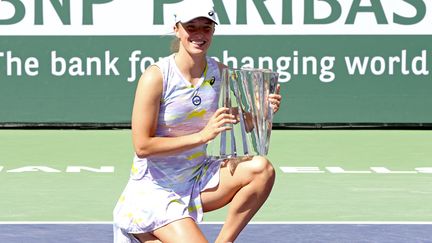 La joie d'Iga Swiatek qui pose avec le trophée d'Indian Wells après sa victoire en finale, le 20 mars.&nbsp; (MATTHEW STOCKMAN / GETTY IMAGES NORTH AMERICA)