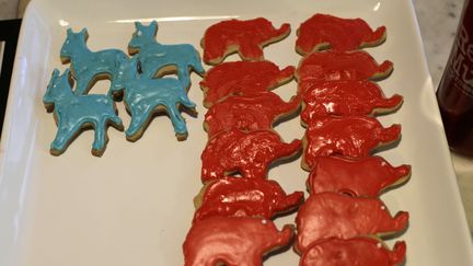 Qui des d&eacute;mocrates (&acirc;nes) ou des r&eacute;publicains (&eacute;l&eacute;phants) remportera l'&eacute;lection, le 6 novembre ? Le vice-pr&eacute;sident Joe Biden a fait son choix, en achetant une dizaine de cookies en forme d'&acirc;nes, symbole du parti d&eacute;mocrate, le 2 novembre 2012 &agrave; Superior (Wisconsin). (MATT ROURKE / AP / SIPA)