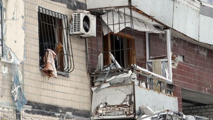 Un immeuble détruit par des frappes russes, à Dnipro, en Ukraine, le 14 janvier 2024. (MYKOLA MIAKSHYKOV / NURPHOTO / AFP)