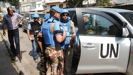 Des observateurs de l'ONU dans la province de Lattaqui&eacute;, dans le nord-ouest de la Syrie, le 14 juin 2012. (SANA / AFP)