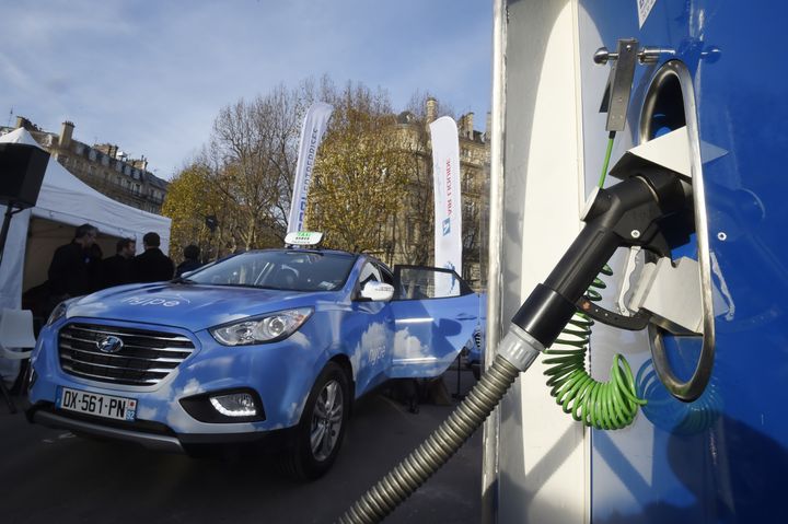 Ce taxi à&nbsp;hydrogène de la compagnie "Hype" circule dans les rues de Paris depuis 2016. (DOMINIQUE FAGET / AFP)