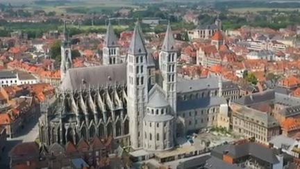 La cathédrale de Tournai est la plus imposante de Belgique. Elle a subi de nombreux dommages comme un incendie après la guerre et une tempête en 1999. (FRANCE 2)