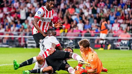 Le gardien de Monaco Alexander Nübel face&nbsp;au défenseur du PSV Eindhoven Jordan Teze, le 9 août 2022, lors&nbsp;du match retour du 3e tour préliminaire de Ligue des champions, à Eindhoven (Pays-Bas). (ANDRE WEENING / ORANGE PICTURES / AFP)