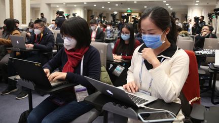 Des journalistes lors d'un point presse&nbsp;de la Commission de la santé sur l'épidémie du nouveau coronavirus à Pékin, en Chine, le 26 janvier 2020.&nbsp; (KOKI KATAOKA / YOMIURI / AFP)