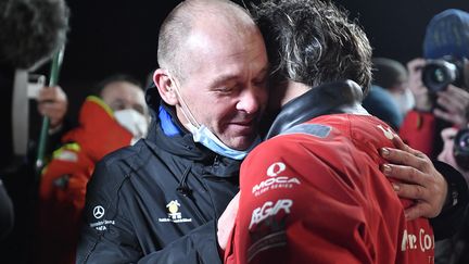 Kevin Escoffier prend dans ses bras le skipper Yannick Bestaven, vainqueur du Vendée Globe, le 28 janvier 2021 aux Sables d'Olonne (Vendée). (THOMAS BREGARDIS / MAXPPP)