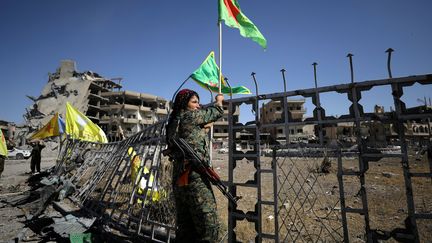 Une combattante des FDS place al-Naïm, à Raqqa, le 17 octobre 2017. (RODI SAID / REUTERS)