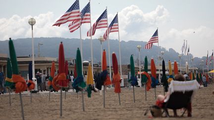 Les drapeaux américains flottent sur Deauville à l'occasion du Festival du Cinéma américain 2023 (LOU BENOIST / AFP)