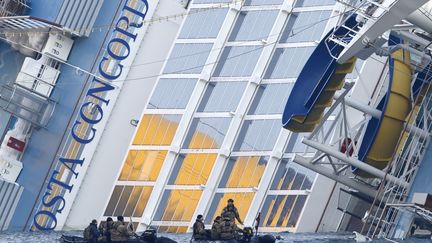 Des sauveteurs cherchent des survivants aux abords de l'&eacute;pave du "Costa Concordia", au large de l'&icirc;le du Giglio (Italie), le 19 janvier 2012. (GIAMPIERO SPOSITO / REUTERS)