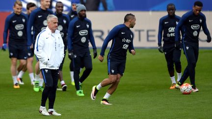 Le sélectionneur Didier Deschamps au milieu de ses joueurs (GRIGORIY SISOEV / RIA NOVOSTI)