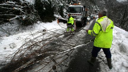 De puissantes avalanches pouvant menacer les routes et peut-&ecirc;tre m&ecirc;me les habitations isol&eacute;es sont redout&eacute;es dans les&nbsp;Pyr&eacute;n&eacute;es-Atlantiques et les Hautes-Pyr&eacute;n&eacute;es, le 16 janvier 2013. (MAXPPP )