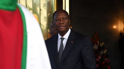 Le président ivoirien Alassane&nbsp;Ouattara attendant son homologue guinéen le 25 avril 2019 au palais présidentiel à Abidjan, la capitale économique ivoirienne.&nbsp; (ISSOUF SANOGO / AFP)