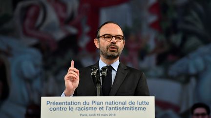 Edouard Philippe présente, lundi 19 mars, le nouveau plan de l'exécutif contre le racisme et l'antisémitisme&nbsp;depuis le Musée national de l'Histoire de l'immigration à Paris. (GERARD JULIEN / AFP)