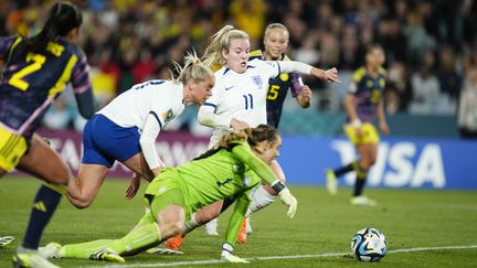 L'Anglaise Lauren Hemp sur le point de marquer contre la Colombie en quart de finale de la Coupe du monde, le 12 août 2023. (JOSE HERNANDEZ / AFP)