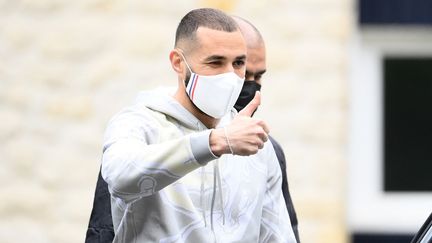 Karim Benzema tout sourire à son arrivée à Clairefontaine mercredi 26 mai. (FRANCK FIFE / AFP)