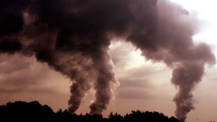 De la fumée à Thionville (Moselle), le 2 mai 2018. (MAXPPP)