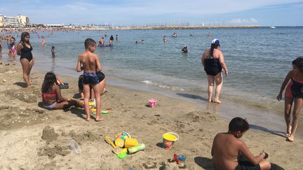 Mille&nbsp;enfants isérois "oubliés des vacances" avaient pu profiter de la plage de Palavas-les-Flots (Hérault)&nbsp;en août 2019. (ELENA LOUAZON / RADIOFRANCE)