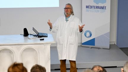 Le professeur de médecine Didier Raoult&nbsp;dans une salle de conférence&nbsp;de l'IHU à Marseille, le 30 mars 2022. (NICOLAS TUCAT / AFP)