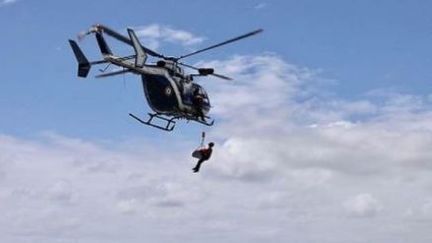 Le corps du pêcheur a été hélitreuillé de Sainte-Rose (La Réunion) en fin de matinée mercredi 30 janvier 2019.&nbsp; (IMAZ PRESS REUNION)