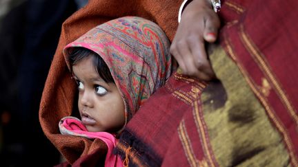 Une petite&nbsp;fille indienne à côté de sa mère, le 3 janvier 2018, à New Delhi. (SAUMYA KHANDELWAL / REUTERS)