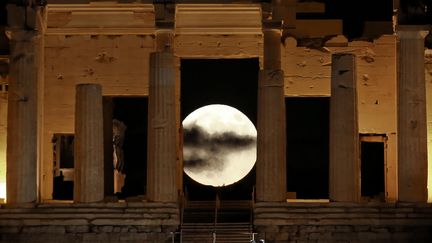 La "super Lune" à travers les colonnes de l'acropole d'Athènes (Grèce), le 14 novembre 2016. (ALKIS KONSTANTINIDIS / REUTERS)