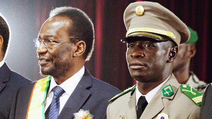 Le pr&eacute;sident malien Dioncounda Traor&eacute; (&agrave; gauche) et le leader des putschistes Amadou Sanogo (&agrave; droite), le 12 avril 2012 &agrave; Bamako (Mali). (REUTERS)