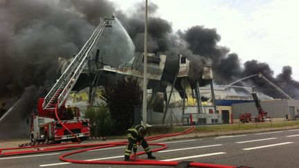 Le feu s'est d&eacute;clar&eacute; vers 10 heures aux abattoirs de Corbas, pr&egrave;s de Lyon (Rh&ocirc;ne). Quelque 8 000m&sup2; de b&acirc;timents sont partis en fum&eacute;e. (ETIENNE PRIGENT / FRANCE 2)