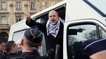 Le président du collectif Cheikh Yassine, Abdelhakim Sefrioui, alors qu'il est arrêté par les forces de l’ordre lors d’une manifestation de soutien à la Palestine, le 29 décembre 2012 (photo d’illustration). (MIGUEL MEDINA / AFP)