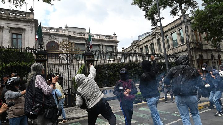 Manifestants devant le Secrétariat de l'intérieur (Segob) à Mexico, Mexique, le 23 septembre 2024. (MADLA HARTZ / MAXPPP)