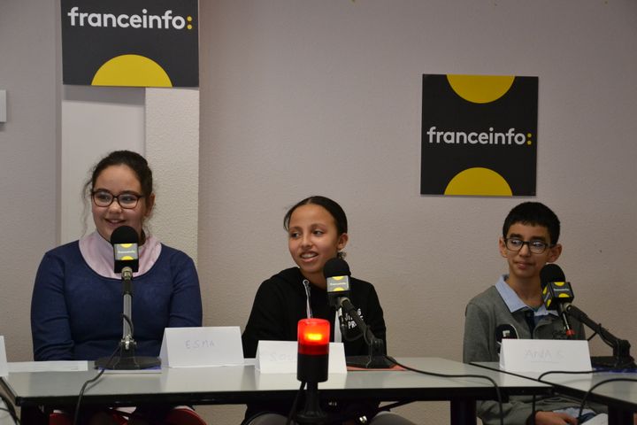 Les intervieweurs du jour, élèves en cinquième, avaient beaucoup de questions à poser au reporter. (ESTELLE FAURE / FRANCEINFO - RADIOFRANCE)