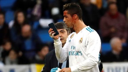 Après son doublé contre le Deportivo, Cristiano Ronaldo constate l'étendue des dégâts avec le téléphone du soigneur en mode "selfie" (JUAN CARLOS HIDALGO / EFE)