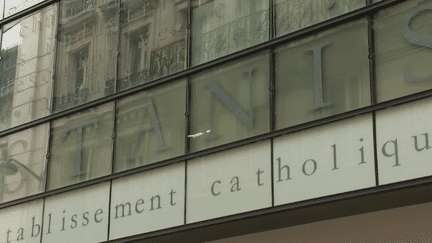 Le collège privé catholique Stanislas à Paris est sous le feu de la polémique depuis plusieurs jours. L'établissement où sont scolarisés les enfants de la ministre de l’Éducation nationale est pointé du doigt par un rapport de l’Inspection générale, rendu public par Mediapart mardi 16 janvier. (franceinfo)