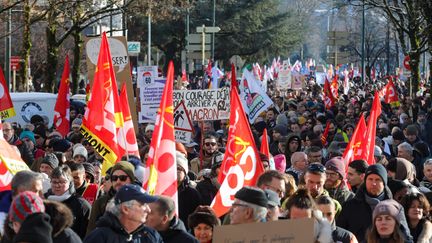 Plusieurs milliers de personnes ont défilé dans les rues d'Annecy (Haute-Savoie) pour protester contre la réforme des retraites, le 19 janvier 2023. (GREGORY YETCHMENIZA / MAXPPP)