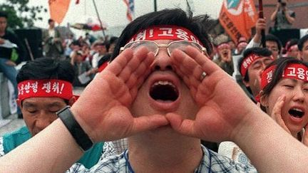 Manifestants de la Confédération syndicale sud coréenne du Commerce contre les «chaebols» à Séoul, lors de l’éclatement de la crise financière (24-04-98) (AFP PHOTO / LEE JAE-WON)